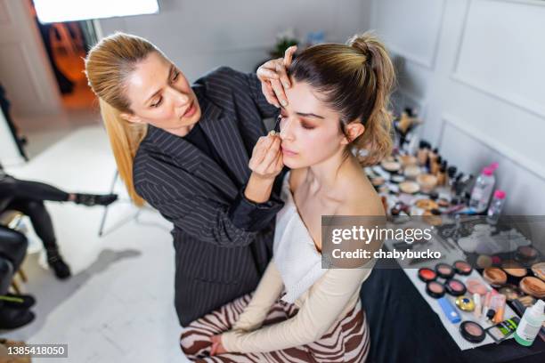travail de maquillage professionnel - habilleuse styliste photos et images de collection