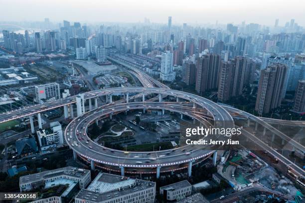 busy intersection in the night of shanghai city - shanghai aerial view motorway skyline stock-fotos und bilder