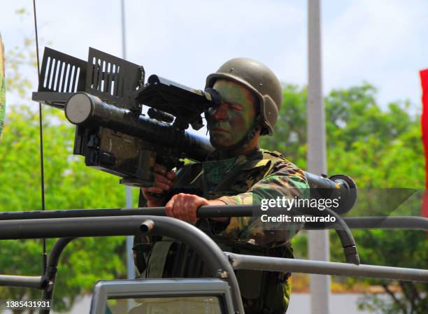 misil antiaéreo fim-92 stinger - sistema portátil de defensa aérea (manpads) - lanza granadas fotografías e imágenes de stock
