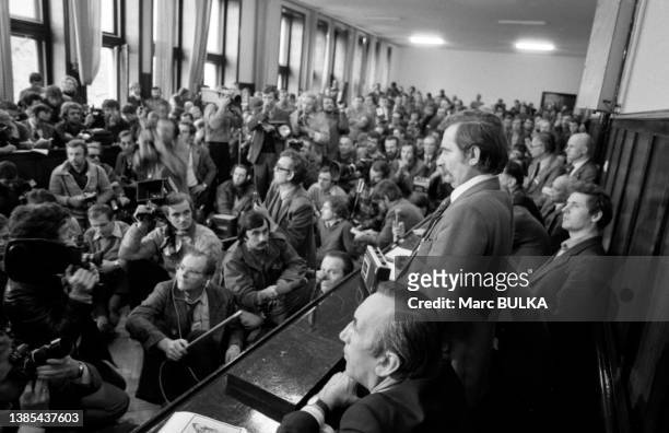 Lech Walesa au tribunal administratif de Varsovie pour l'enregistrement de 'Solidarnosc' comme syndicat indépendant, le 24 octobre 1980.