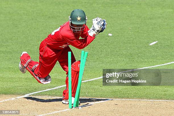Tatenda Taibu of Zimbabwe attempts a runout during game three of the One Day International series between New Zealand and Zimbabwe at McLean Park on...