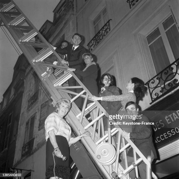 Jacques Debronckart, Annie Cordy, Nana Mouskouri et Josy Andrieu posant sur une grande échelle de pompier, le 8 février 1966.