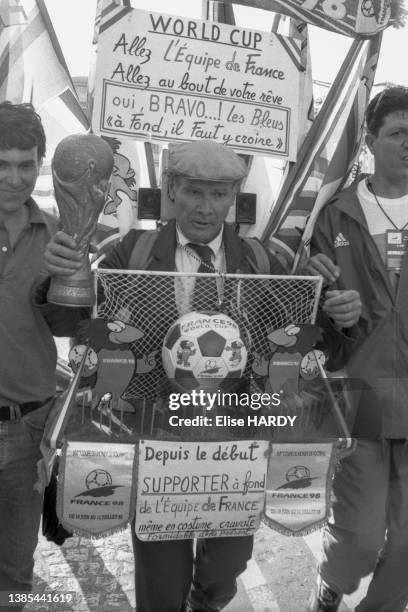 Supporter célébrant la victoire de l'équipe de France de football à la Coupe du Monde, le 12 juillet 1998, à Paris