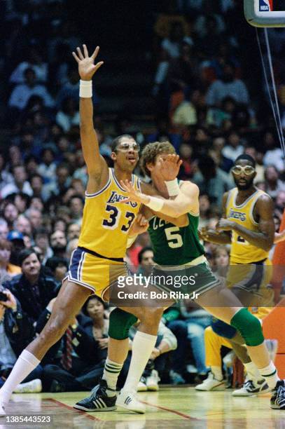 Kareem Abdul-Jabbar battles with Bill Walton during 1985 NBA Finals between Los Angeles Lakers and Boston Celtics, June 2, 1985 in Inglewood,...
