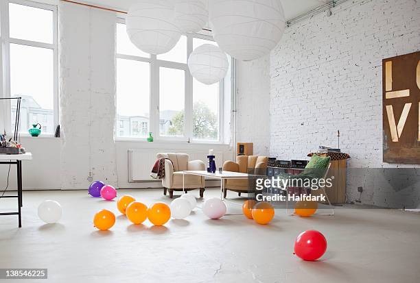 multi colored balloons on the floor of a modern living room - party fotografías e imágenes de stock