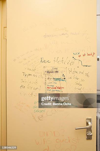 handwritten graffiti on bathroom door - vandalisme stockfoto's en -beelden