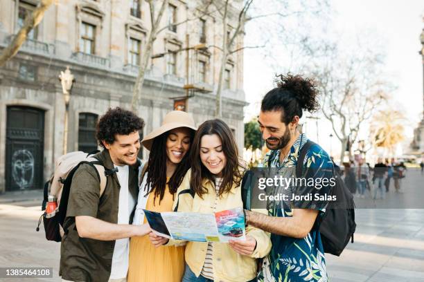 tourists using a map in barcelona - destino turístico fotografías e imágenes de stock