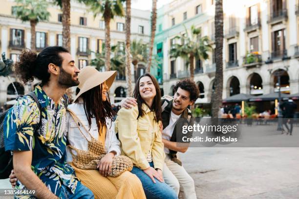 tourists sitting on a fountain in barcelona - barcelona street stock-fotos und bilder