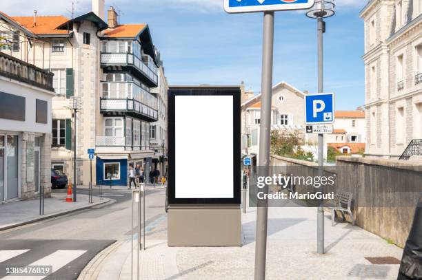 affiche publicitaire vierge dans une rue de la ville - billboard photos et images de collection