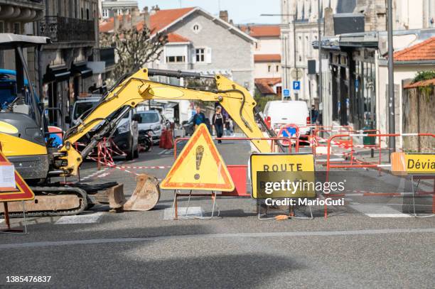 rue fermée en france - voie urbaine photos et images de collection