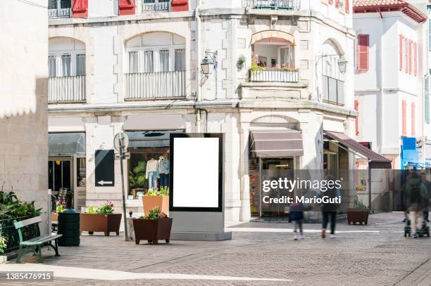 affiche publicitaire vierge dans une rue de la ville - france et panneaux de signalisation photos et images de collection