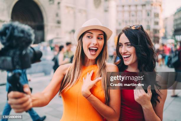 influencerinnen vlogging aus wien - fernsehreporter stock-fotos und bilder