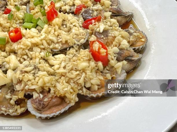 steam cockles with chilli and minced garlics - hepatitis c bildbanksfoton och bilder