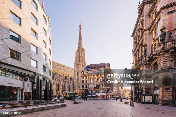 stephansplatz square and st. stephen's cathedral in vienna, austria - shopping center stock-fotos und bilder