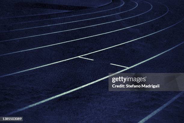 white lane line on dark background - athletics texture stock pictures, royalty-free photos & images