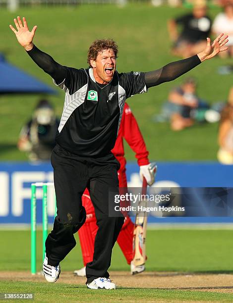 Jacob Oram of New Zealand appeals unsuccessfully for the wicket of Tatenda Taibu of Zimbabwe during game three of the One Day International series...