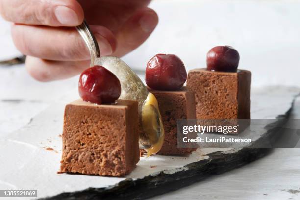 chefkoch bereitet ein schokoladenmousse-dessert zu - fudge stock-fotos und bilder