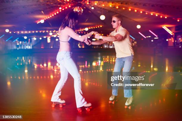 pareja de discoteca de patinaje sobre ruedas retro - patín de ruedas fotografías e imágenes de stock