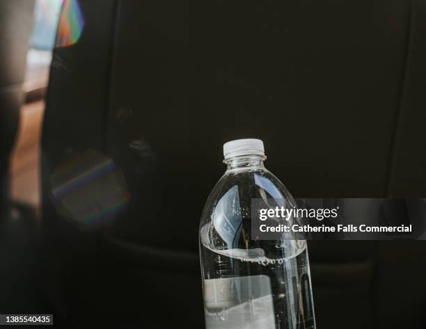 simple image of a plastic water bottle with space for copy. - food and drink industry stockfoto's en -beelden