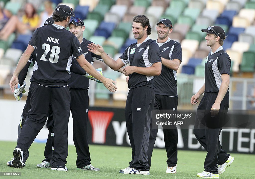 New Zealand's Richard de Grandhomme (C)