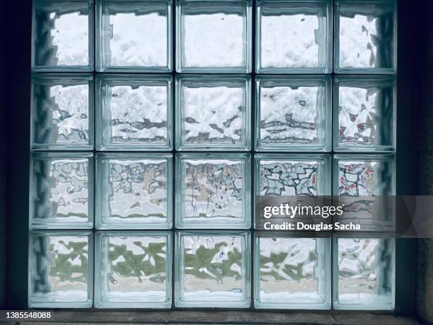 glass block window - glass cube fotografías e imágenes de stock