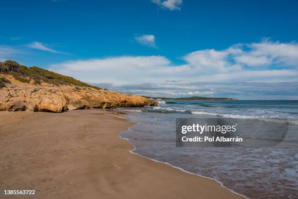 tarragona platja dels capellans in costa dorada of catalonia. playa de los capellans. cala romana. - province-de-barcelone photos et images de collection