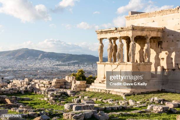 the porch of the caryatids - grecia europa del sur fotografías e imágenes de stock