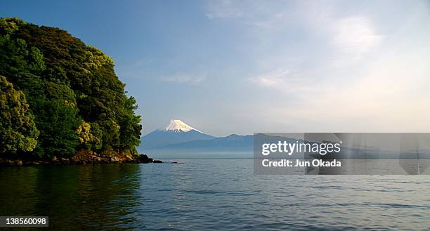 mt. fuji over suruga bay - surugabukten bildbanksfoton och bilder