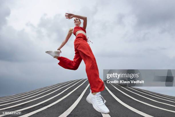 female dancer practicing dance on road - vista de ángulo bajo fotografías e imágenes de stock