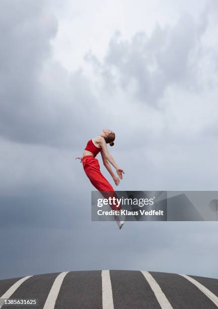 dancer jumping while practicing ballet - bailarina sapato imagens e fotografias de stock