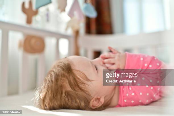 süßes baby-mädchen mit schnuller - gezahnt stock-fotos und bilder