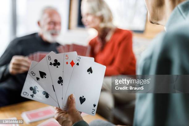 nahaufnahme der spielkarten zu hause. - card game mature people stock-fotos und bilder