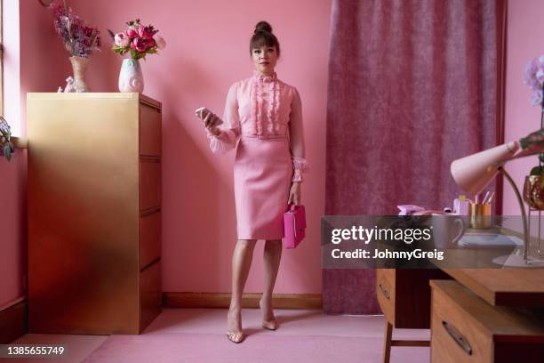 portrait of fashionable woman with briefcase and smart phone - vestuário monocromo imagens e fotografias de stock