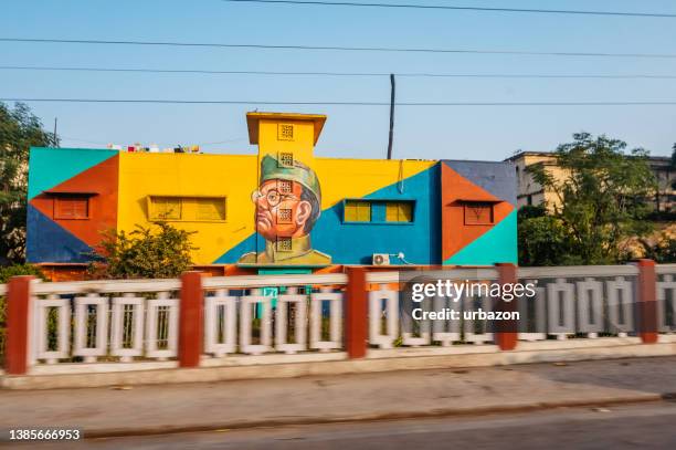 graffiti sur un bâtiment à new delhi, inde - jharkhand photos et images de collection