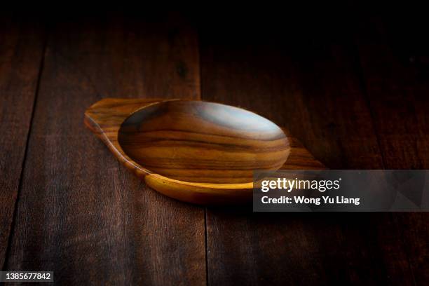 dark wooden empty plate for copy space purpose - round wooden chopping board stock pictures, royalty-free photos & images
