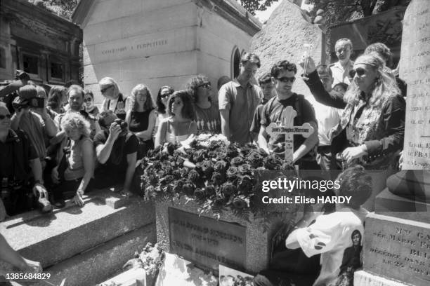 Anniversaire des 30 ans de la mort de Jim Morrison au cimetière du Père-Lachaise, le 3 juillet 2001.