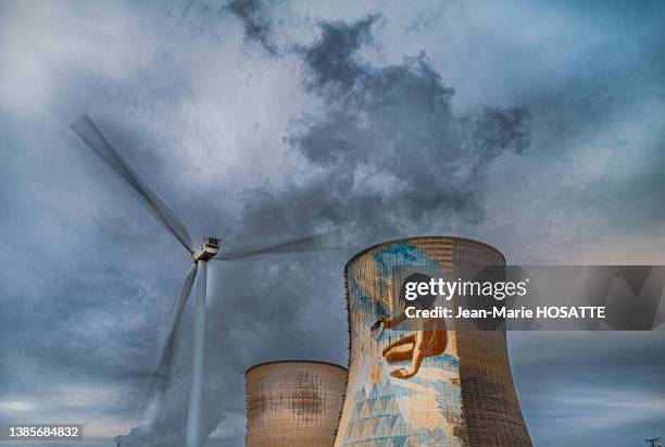 Eolienne et tours de refroidissement de la centrale nucléaire de production d'électricité de Cruas-Meysse le 13 février 2022.