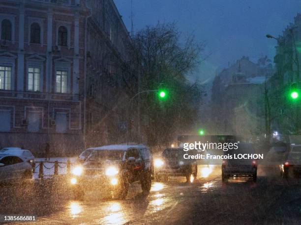 Scène de rue, circulation urbaine sous la neige le 12 décembre 2017 à Kiev.