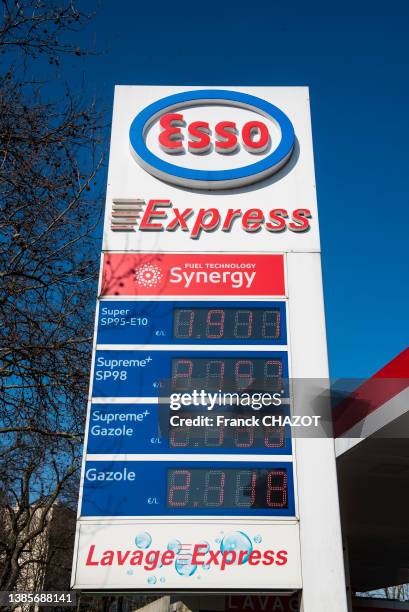 Panneau d'affichage des prix du carburant dépassant les deux euros dans une station-service Esso de Maison-Alfort le 8 mars 2022.