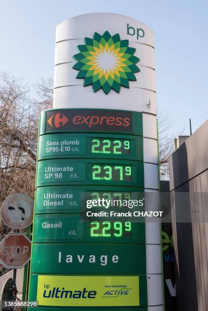 Panneau d'affichage des prix du carburant dépassant les deux euros dans une station-service BP de Joinville le Pont le 8 mars 2022.
