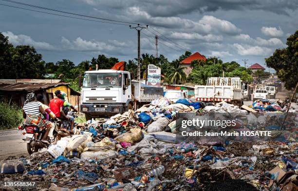 Déchets plastiques dans la rue le 27 octobre 2021 à Conakry en Guinée.