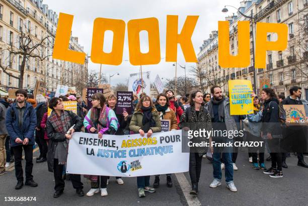 Manifestants derriere une banderole portant l'inscription "Look Up" et " Ensemble , agissns pour la justice climatique"lors de la marche Look Up pour...