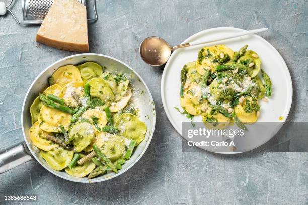 ravioli pasta with asparagus and pesto - ravioli fotografías e imágenes de stock
