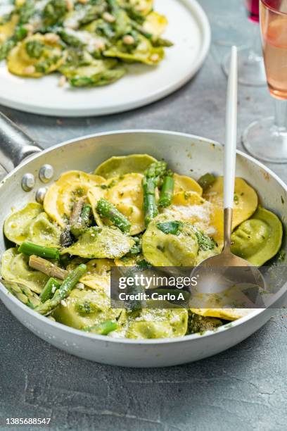 ravioli pasta with asparagus and pesto - tortellini bildbanksfoton och bilder
