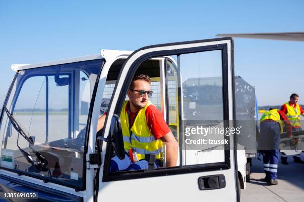 flughafen-bodenservice bei der arbeit - airport ground crew uniform stock-fotos und bilder
