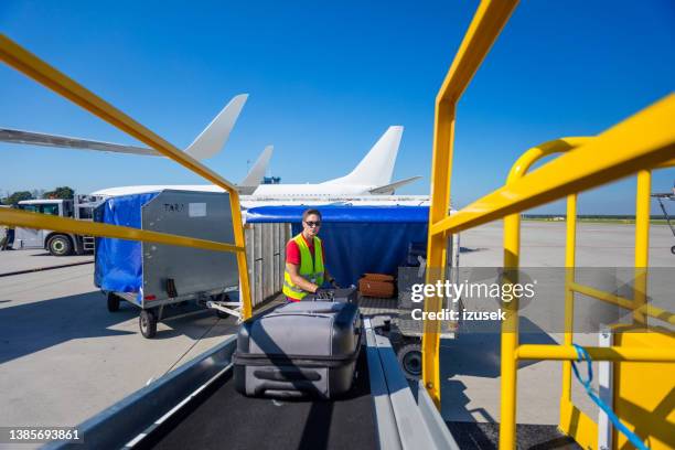 airport service crew loading luggage - ground crew stock pictures, royalty-free photos & images