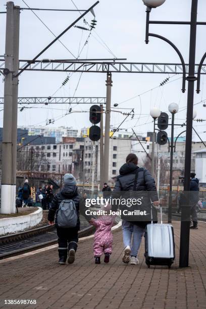 mãe e filhos na estação de trem em lviv, ucrânia - pessoa internamente desalojada - fotografias e filmes do acervo