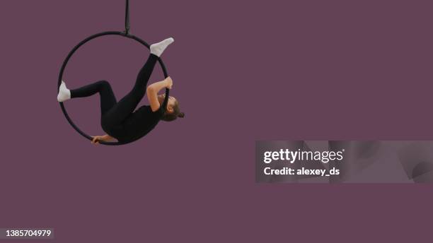 child aerial acrobat on the aerial hoop, series of photos - lyra 個照片及圖片檔