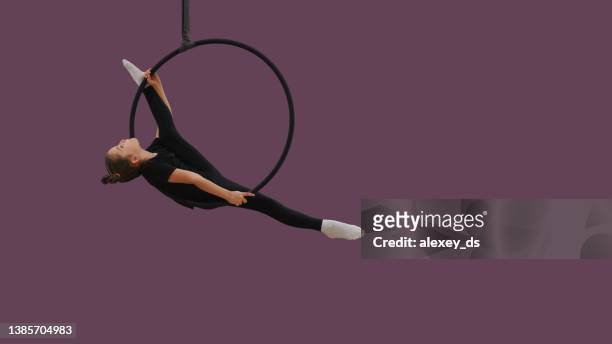 child aerial acrobat on the aerial hoop, series of photos - lyra 個照片及圖片檔