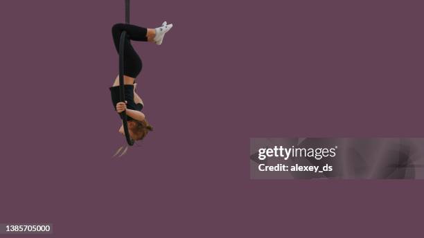 child aerial acrobat on the aerial hoop, series of photos - lyra 個照片及圖片檔